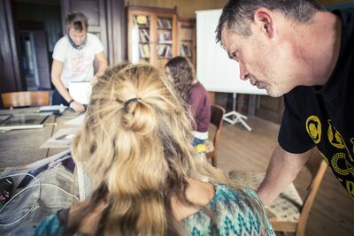 Lærer og elever i undervisningslokale