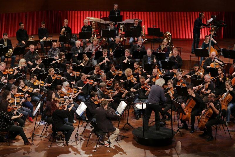 Fil:Det Kongelige Kapel dirigeret af Simon Rattle i Koncerthuset. foto Søren Kaas-Claesson.jpg