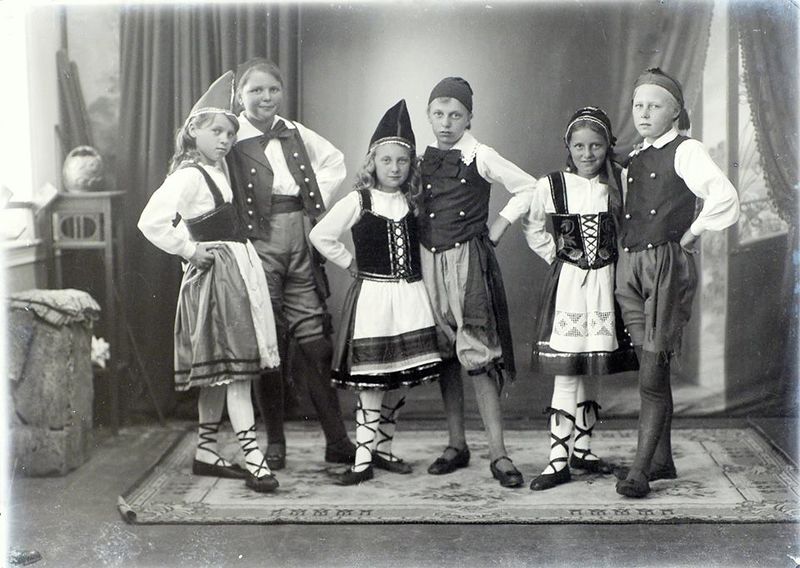 Fil:Bornholmske folkedansere 1918 fotograf Alfred Kjøller.jpg