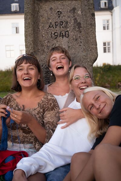 Fire unge kvinder ved mindesmærke