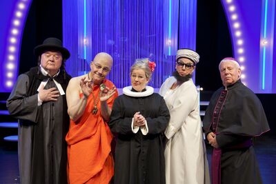 Foto af skuespillere som religiøse ledere fra forskellige religioner