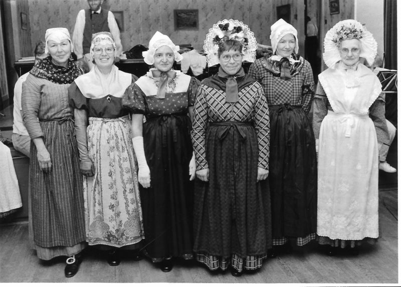 Fil:Bornholmske folkedragter 1987 kvinder.jpg